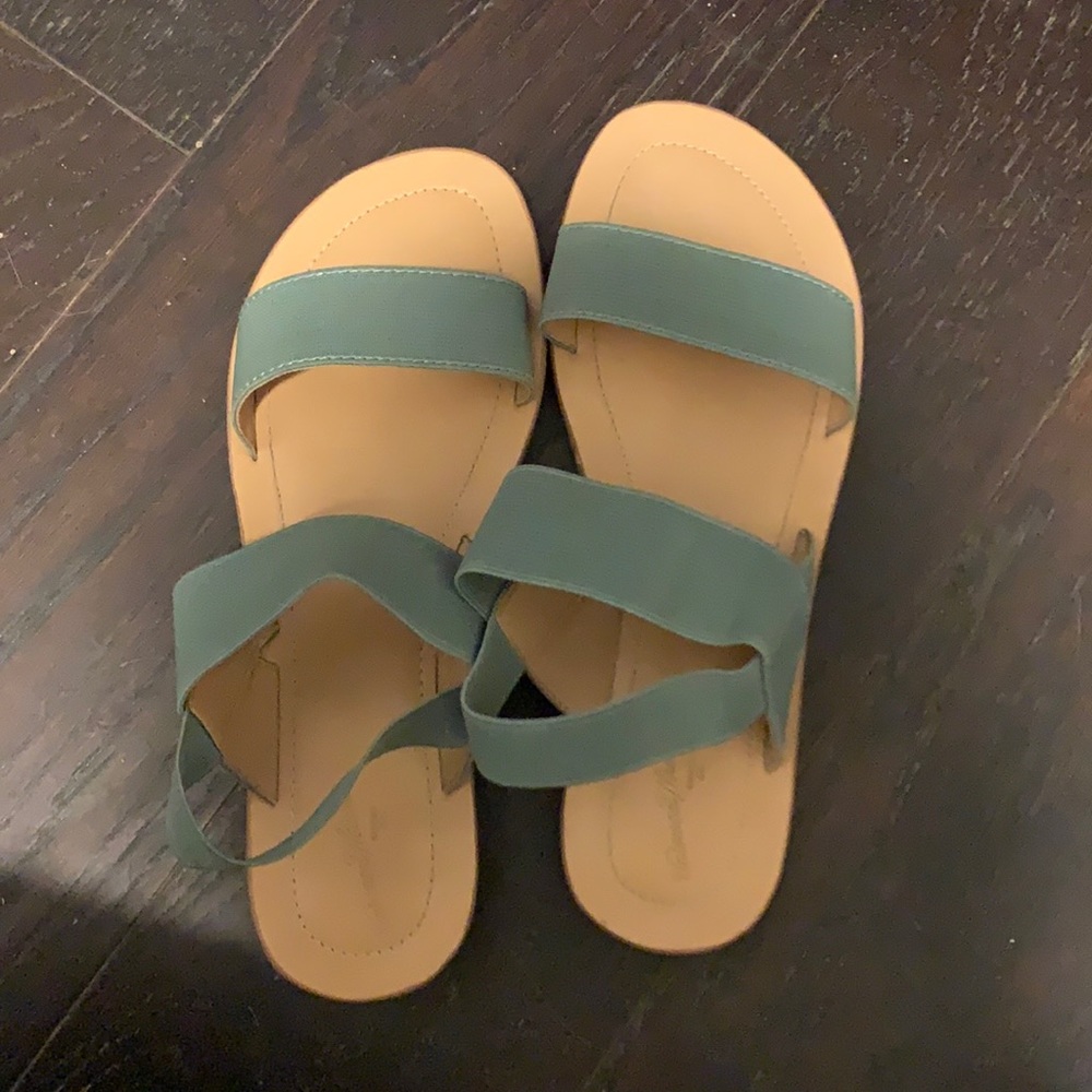 Universal thread sandals